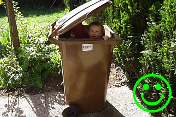 2-jähriger Junge in der Mülltonne