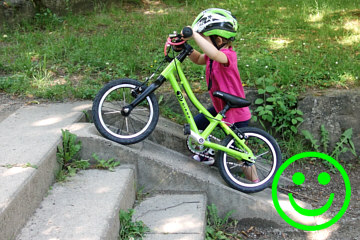 Ein 3-jähriges Kind kann ein 14 Zoll Kinderfahrrad unter 6kg sogar alleine eine Rampe hochschieben