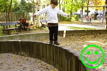 ein 4-jähriges Kind kann konzentriert balancieren